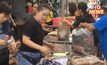 ร้านขายส่งเสื้อผ้านำสินค้าเสียหายจากน้ำท่วม ขายเทเริ่มตัวละ 10 บ. หวังลดขาดทุน