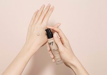 No7 รองพื้นเซรั่ม เบลอร่องผิว ลดเลือนริ้วรอย ให้ผิวดูกระชับ กระจ่างใส เรียบเนียน