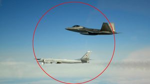 อีกแล้ว! สหรัฐส่ง F-22 บินสกัดเครื่องบินทิ้งระเบิดรัสเซีย หลังโผล่เหนืออะแลสกา