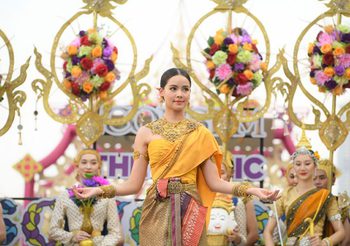 ญาญ่า อุรัสยา เป็นนางสงกรานต์ครั้งแรกในชีวิต สุดสง่างามสะกดสายตา