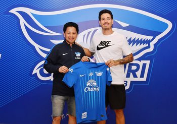 OFFICIAL : ฉลามชล เปิดตัว คาร์ลี เดมูร์ก้า แนวรับทีมชาติฟิลิปปินส์