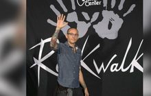 เชสเตอร์ เบนนิงตัน นักร้องนำวง Linkin Park เสียชีวิตแล้ว