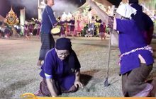 สุรินทร์จัดแสดงวิถีโบราณ หาปู ทอดแห แหย่ไข่มดแดง