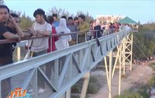 นักท่องเที่ยวชมธรรมชาติ บนสกายวอล์คปัตตานี