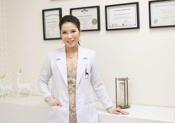 เปิดวาร์ป! “หมอกวาง” วลีรัตน์ ทวีบรรจงสิน จากรามาฯ สู่ซีอีโอสาวชื่อดังเจ้าของเพจ “กรรมกรชั้นสูง” หมอกวาง ผู้หญิงที่ไม่ยอมแพ้! เผยประวัติเริ่ด จากแพทย์วิจัยจักษุฯ สู่ไอคอนด้านความงาม