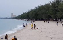 นักท่องเที่ยวแห่ลงเล่นน้ำหาดชะอำ ฝ่าฝืนกฎหมาย