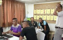 ผู้ต้องสงสัยจ่อยิงตำรวจแต่กระสุนไม่ทะลุกระจก