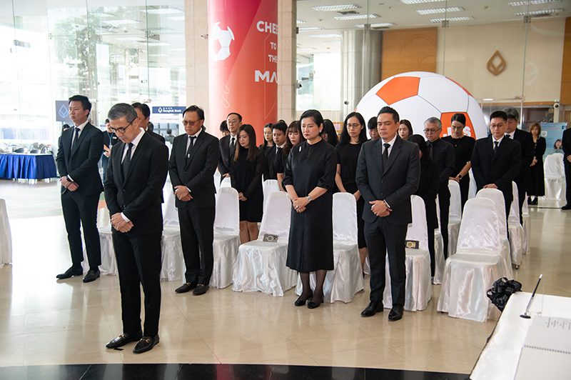 ยืนสงบนิ่งถวายความอาลัย