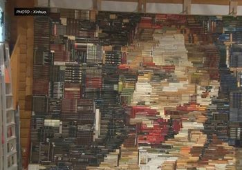 ศิลปินสเปนสร้างภาพเหมือน ‘แวน โก๊ะ’ ด้วยหนังสือ 2,400 เล่ม