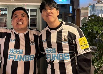 เด็กนิวคาสเซิล! แจ็ค แฟนฉัน-นิกกี้ ณฉัตร โผล่เชียร์ ‘สาลิกาดง’ ถึงอังกฤษ