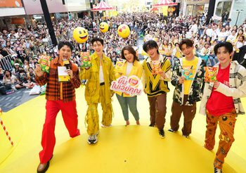 พีพี-กฤษฏ์ และ 3 หนุ่มวง BUS ขุนพล-ปองพล ฮาร์ท-ชุติวัฒน์ ภู-ธัชชัย ชวนส่งรอยยิ้มรับซัมเมอร์กับแคมเปญ “Lay’s Smile Your Way”