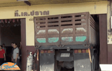 รถบรรทุกพุ่งชนร้านซ่อมแอร์ จ.ประจวบคีรีขันธ์