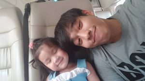 หล่อเข้าตา! 2 บอดี้การ์ด น้องมะลิ ผู้ชายสะพายเป้ น่าเอ็นดู๊ น่าเอ็นดูล่ะ