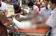 บุกราดน้ำมันจุดไฟเผา 2 สามีภรรยากลางตลาดนัด