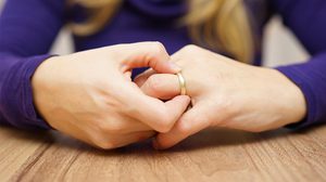 ไม่ใช่เรื่องยากอีกต่อไป เคล็ดลับ เอาเเหวนออกจากนิ้วเเน่นๆ