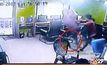 วงแตก! วัยรุ่นถูกงูฉกในร้านเกม ตกใจกระโดดขาคู่ถีบเพื่อน