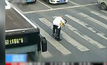 ​ตำรวจจีนน้ำใจงามแบกผู้สูงอายุข้ามถนน