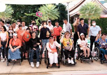 บริษัท บี เดอะสตาร์ เอ็นเตอร์เทนเม้นท์ จำกัด ร่วมกับ บริษัท ตราแม่ครัว จำกัด และบริษัท จิ้วฮวด จำกัด ร่วมกันจัดทำโครงการ “แข่งขันกีฬามินิกอล์ฟเพื่อคนพิการ”