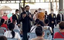 นายกฯ ตรวจเยี่ยมศูนย์ช่วยเหลือประชาชน