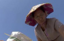 คุณยายชาวเมียนมาร์ เปลี่ยนขยะเป็นสินค้าแฟชั่น