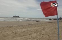 ปักธงแดงห้ามลงเล่นน้ำชายหาด จ.สงขลา
