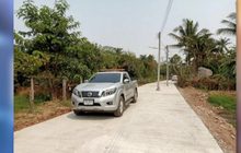 เสาไฟฟ้าโผล่กลางถนนสร้างใหม่