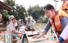 “สุดารัตน์” ลงเรือแจกถุงยังชีพ จ.อุบลราชธานี