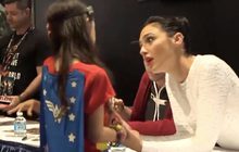 กัล กาด็อท ปลอบแฟน Wonder Woman ตัวน้อยที่ร้องไห้ด้วยความตื่นเต้น