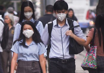 สถานการณ์ฝุ่น PM 2.5 ยังทรงตัว คนกรุงใส่หน้ากากป้องกันต่อเนื่อง