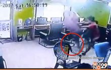 วงแตก! วัยรุ่นถูกงูฉกในร้านเกม ตกใจกระโดดขาคู่ถีบเพื่อน
