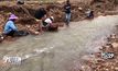 ชาวบ้านแห่ร่อนทองที่บางสะพานหลังน้ำลด