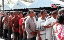 นักธุรกิจมอบเงินผู้สูงอายุเทศกาลสงกรานต์