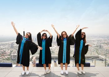 คิง เพาเวอร์ มหานคร มอบโปรโมชั่น“Graduation Package”แก่บัณฑิตใหม่ป้ายแดง ร่วมบันทึกภาพความสำเร็จบนจุดชมวิวชั้นดาดฟ้าที่สูงในประเทศไทย