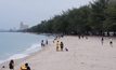 นักท่องเที่ยวแห่ลงเล่นน้ำหาดชะอำ ฝ่าฝืนกฎหมาย