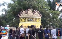 ลูกหลานใช้พิธีแห่ศพแบบโบราณด้วยการใช้คนหาม