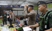 บุกทลายบ่อนย่านสุขาภิบาล 5 รวบนักพนัน 47 คน