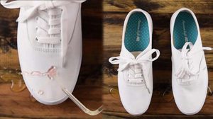 หน้าฝนก็ไม่กลัวรองเท้าผ้าใบเละ! ตามมาดูทริคเด็ด ทำรองเท้ากันน้ำ ภายในพริบตา