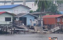 หางเสือเรือขัดข้อง พุ่งชนบ้านริมแม่น้ำเจ้าพระยา