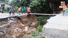 กระแสน้ำป่าซัดถนนลาดยางขาด ชาวบ้านทำ “สะพานไม้หมาก” ให้นร.ข้ามไปเรียนหนังสือ