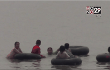 แห่เล่นน้ำคลายร้อนที่หาดมโนภิรมย์สุดคึกคัก