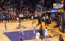 “แรนเดิล” นำเลเกอร์สเปิดบ้านทุบแคฟส์ ยัดห่วง NBA