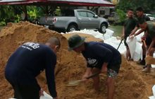 ทหารนราธิวาสเร่งบรรจุถุงทรายป้องกันน้ำท่วม