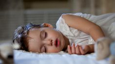 เหตุผลดีๆ ที่พ่อแม่ควรรู้ไว้ เหตุใดควรให้ลูก นอนก่อน 3 ทุ่ม !