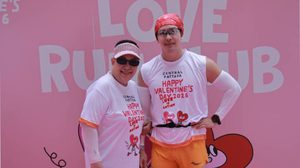 วาเลนไทน์ไม่เหงา อั้ม อธิชาติ จับมือคุณแม่วิ่งในงาน Atis Run club x Central Festival Pattaya Beach