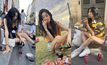 สาวเกาหลี โพสต์ท่าถ่ายรูปนั่งกินดื่มริมทาง ซิกเนเจอร์ผมยุ่งกับลุคแฟชั่นเก๋ๆ จนกลายเป็นไวรัล