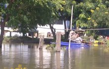 แม่น้ำยมล้นชาวบ้านใช้เรือสัญจร จ.พิจิตร