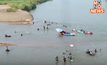 นักท่องเที่ยวแห่เล่นน้ำคลายร้อน ริมหาดทรายแม่น้ำปิง