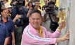 “วราวุธ” รมว.พม. นำทีมลุยโคราช ประเดิมตอกเข็มเอกบ้านมั่นคงริมรางเมืองย่าโม แก้ปัญหาชุมชนที่ได้รับผลกระทบจากการสร้างรถไฟเร็วสูงภาคอีสาน