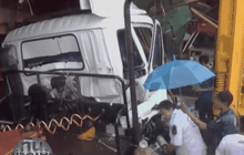 ฝนตกถนนลื่น รถบรรทุกเสียหลักพุ่งชนอู่ซ่อมรถ