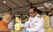 นายกฯ ทำบุญตักบาตรเนื่องในวันคล้ายวันสวรรคต ร.9
